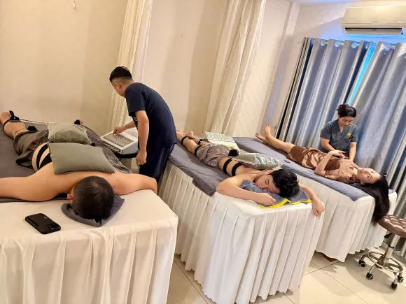 Đau lưng khi ngồi lâu: 7 nguyên nhân dân văn phòng thường gặp và cách giảm mỏi